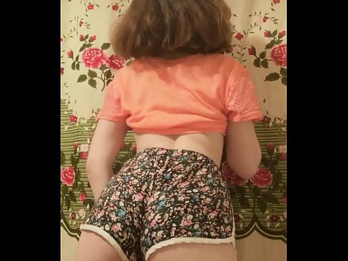 ❤️ セクシーな若いベイブがカメラでショーツを脱ぐ ❤❌ 自家製ポルノ ❌️❤