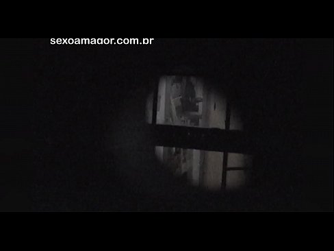 ❤️ ブロンドが空洞のレンガの後ろに隠れた近所の盗撮犯に密かにビデオ撮影される ❤❌ 自家製ポルノ ❌️❤